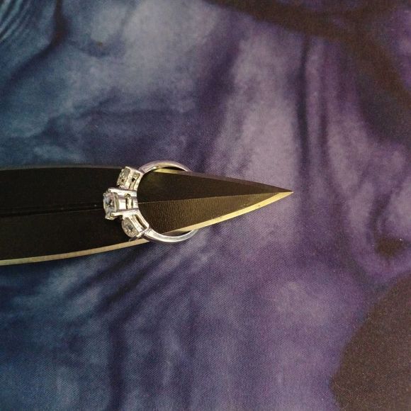 Swarovski Elements - Size 8 - Silver tone ring as pictured - Picture 3 of 9